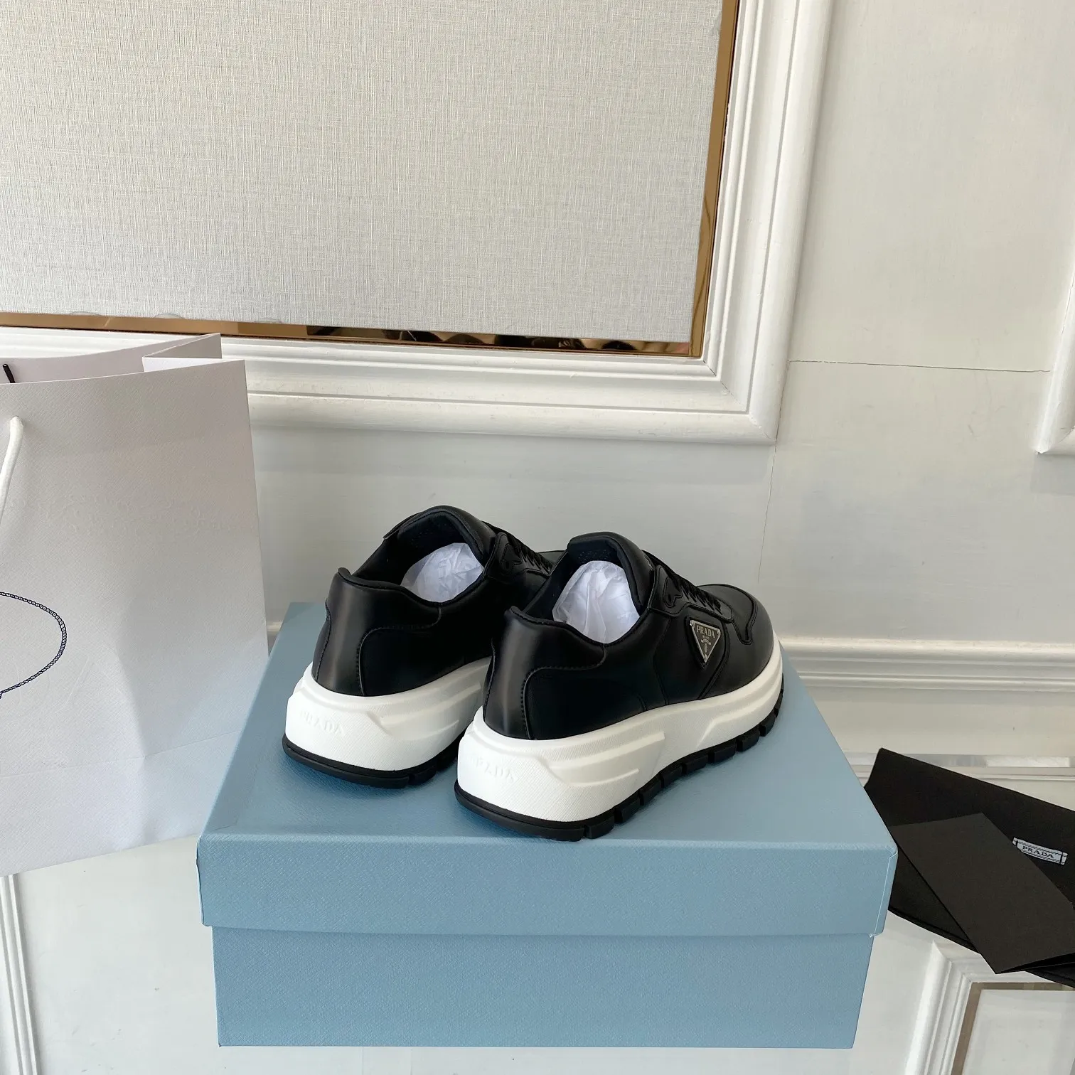 👟👟Ex-factory price 580👟👟 PRADA ²⁰²4 𝐬𝐬Prada’s new product comes with strength! ❣️Many Internet celebrities have the same style, fashionable and versatile nice items, original shoes are developed and purchased from Italian counters, and are reproduced 1:1 according to the original taste. This year’s theme is not to be defined, embodying texture through simplicity💛From thick-soled sneakers to zigzag short boots to 2024 flat shoes, everything reveals a sure-fire momentum...combining gentleness and handsomeness, the finishing touch for women❤️ The top-grade open-edge beaded cowhide with imported cowhide triangle logo is consistent with the original version, the wear-resistant and ultra-light two-color outsole, and the sheepskin lining are breathable and comfortable. ⚛Size: Women's 34-40 ⚛Size: Men's 39-45 Original packaging accessories. ⚛